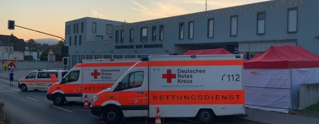 Rettungswagen des DRK vor der Unfallhilfsstelle